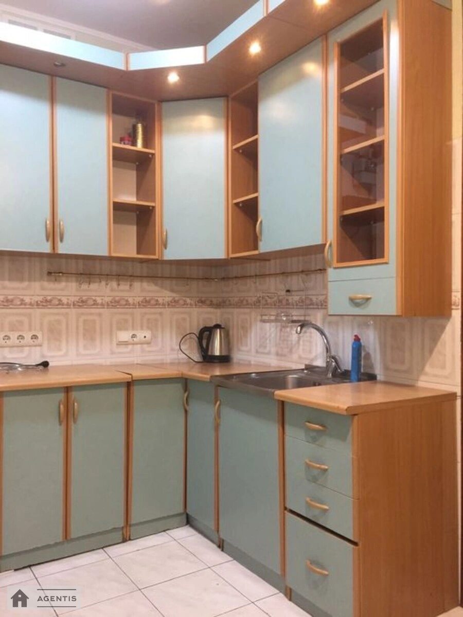 Здам квартиру 2 кімнати, 55 m², 2 пов./7 поверхів. 42, Гоголівська 42, Київ. 