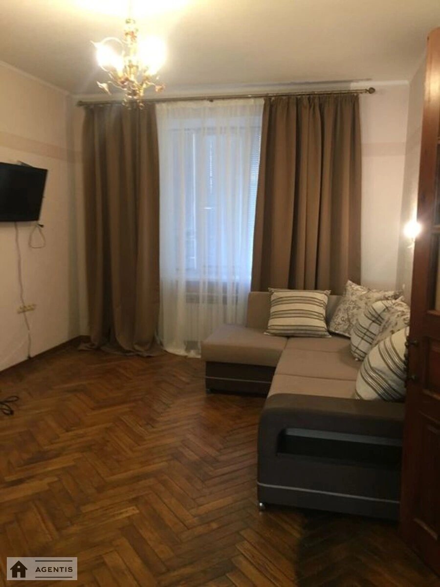 Сдам квартиру 2 комнаты, 55 m², 2 эт./7 этажей. 42, Гоголевская 42, Киев. 