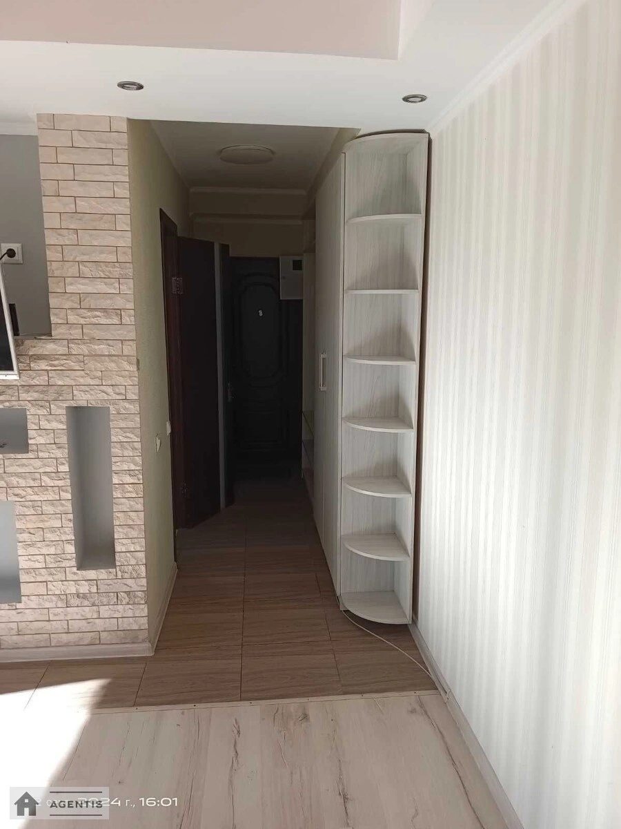 Сдам квартиру 2 комнаты, 40 m², 3 эт./5 этажей. 1, Дмитра Багалія вул. (Пожарського), Киев. 