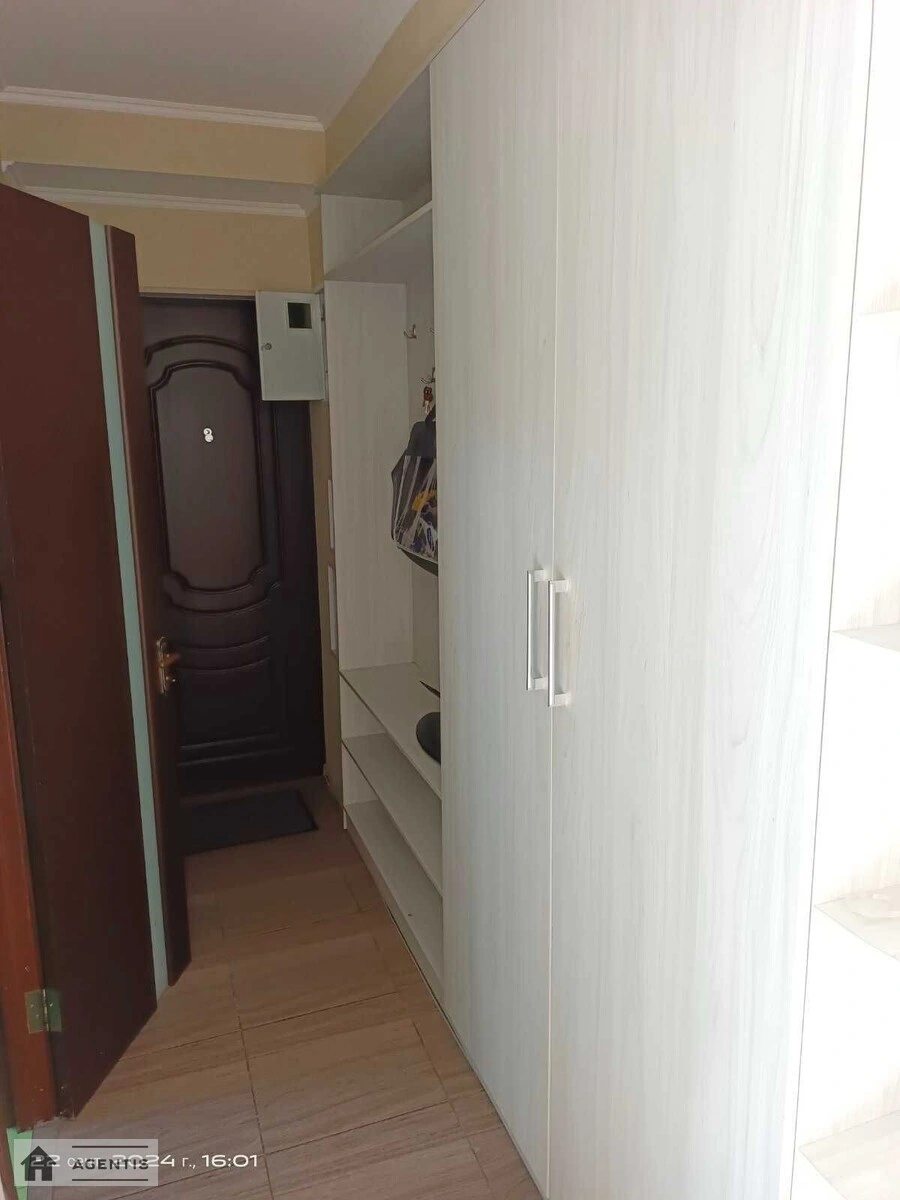 Apartment for rent 2 rooms, 40 m², 3rd fl./5 floors. 1, Dmytra Bahaliya vul. Pozharskoho, Kyiv. 