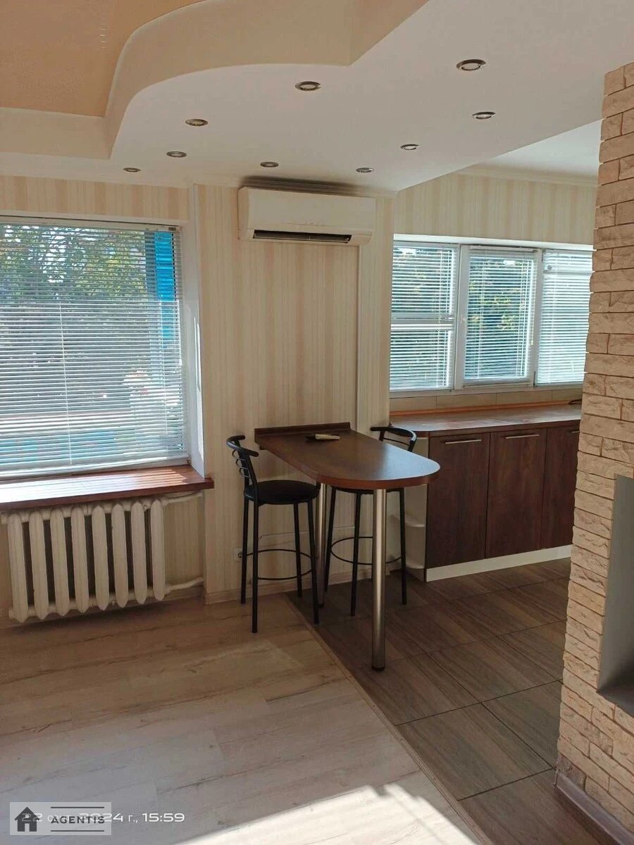 Apartment for rent 2 rooms, 40 m², 3rd fl./5 floors. 1, Dmytra Bahaliya vul. Pozharskoho, Kyiv. 