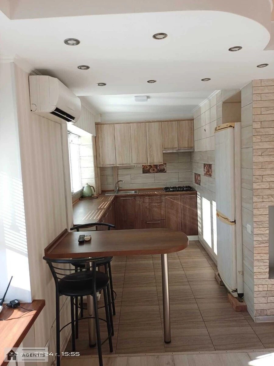 Apartment for rent 2 rooms, 40 m², 3rd fl./5 floors. 1, Dmytra Bahaliya vul. Pozharskoho, Kyiv. 