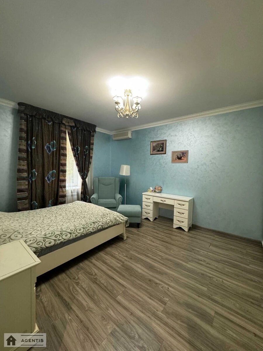 Сдам квартиру 2 комнаты, 65 m², 2 эт./5 этажей. 19, Владимирская 19, Киев. 