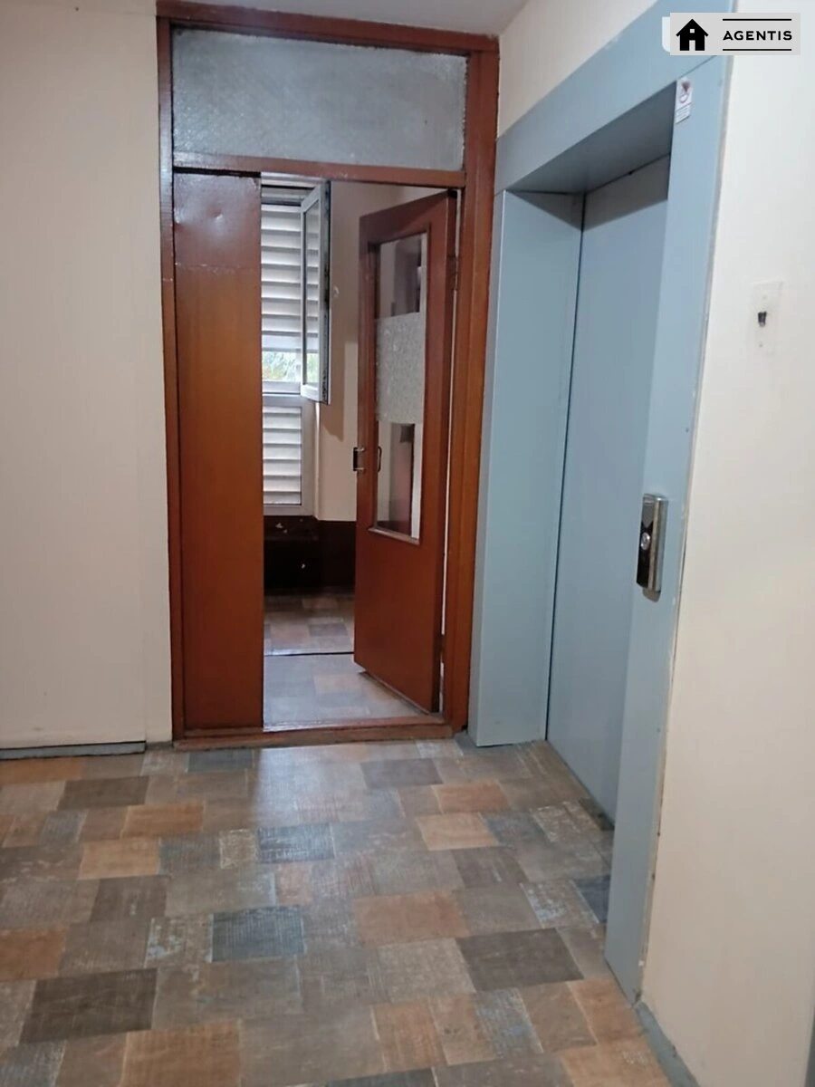 Сдам квартиру 3 комнаты, 70 m², 2 эт./16 этажей. 11, Голосеевский 11, Киев. 