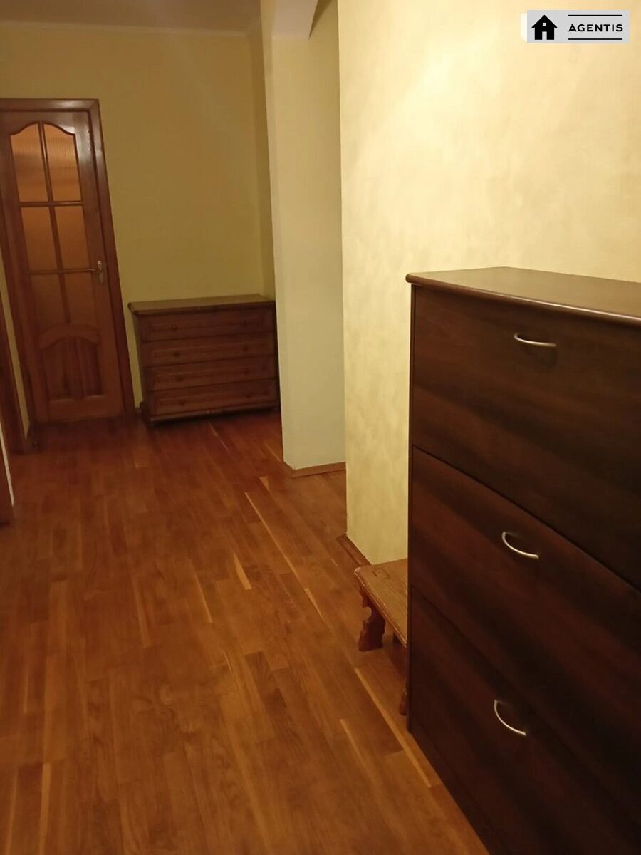 Сдам квартиру 3 комнаты, 70 m², 2 эт./16 этажей. 11, Голосеевский 11, Киев. 