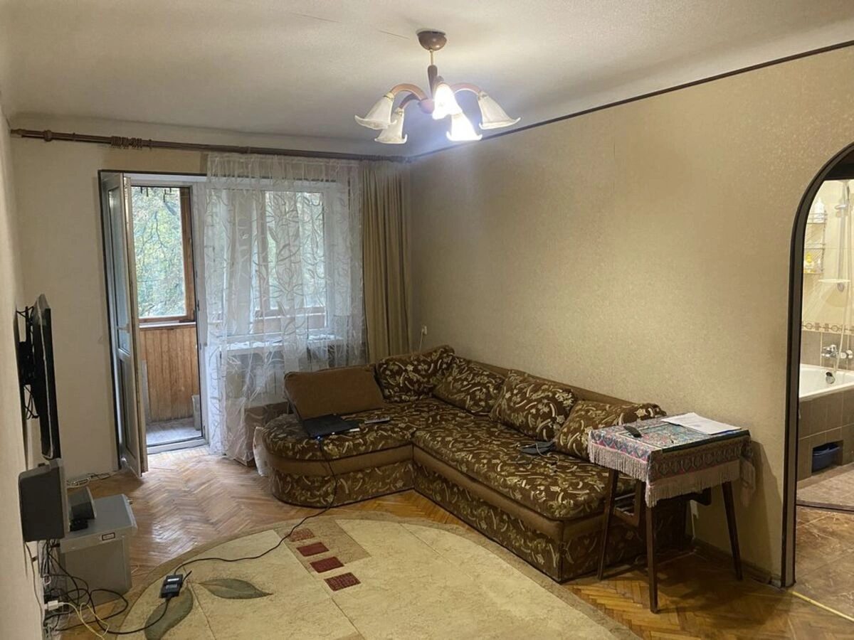 Здам квартиру 3 кімнати, 56 m², 2 пов./5 поверхів. 9, Салютна 9, Київ. 