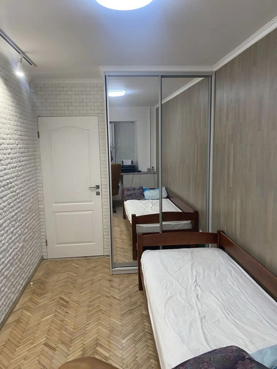 Здам квартиру 3 кімнати, 56 m², 2 пов./5 поверхів. 9, Салютна 9, Київ. 