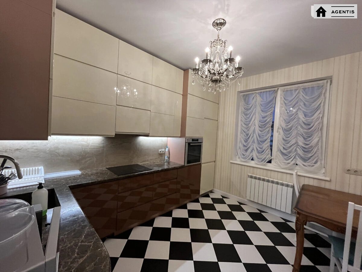 Сдам квартиру 3 комнаты, 98 m², 7 эт./23 этажа. 2, Кирилло-Мефодиевская 2, Киев. 