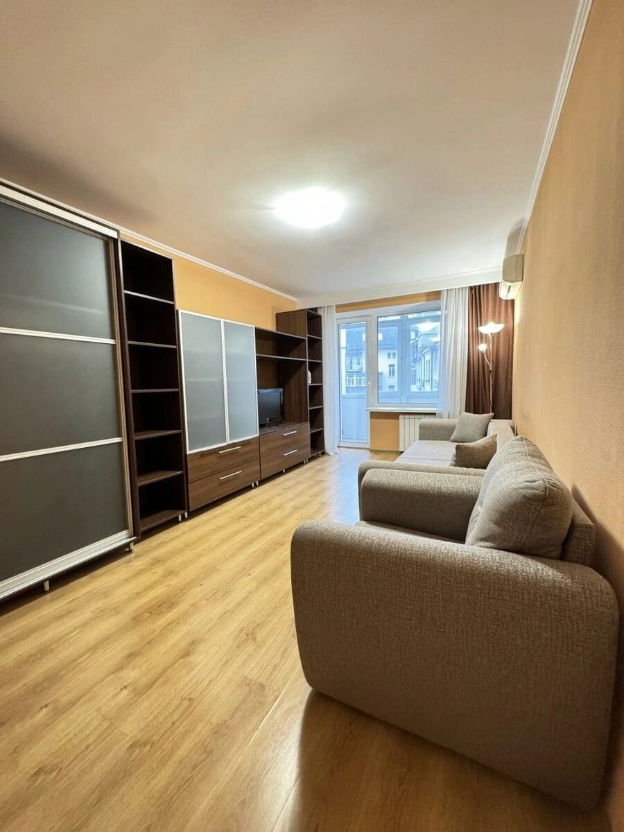 Apartment for rent 1 room, 40 m², 3rd fl./9 floors. Pecherskyy rayon, Kyiv. 