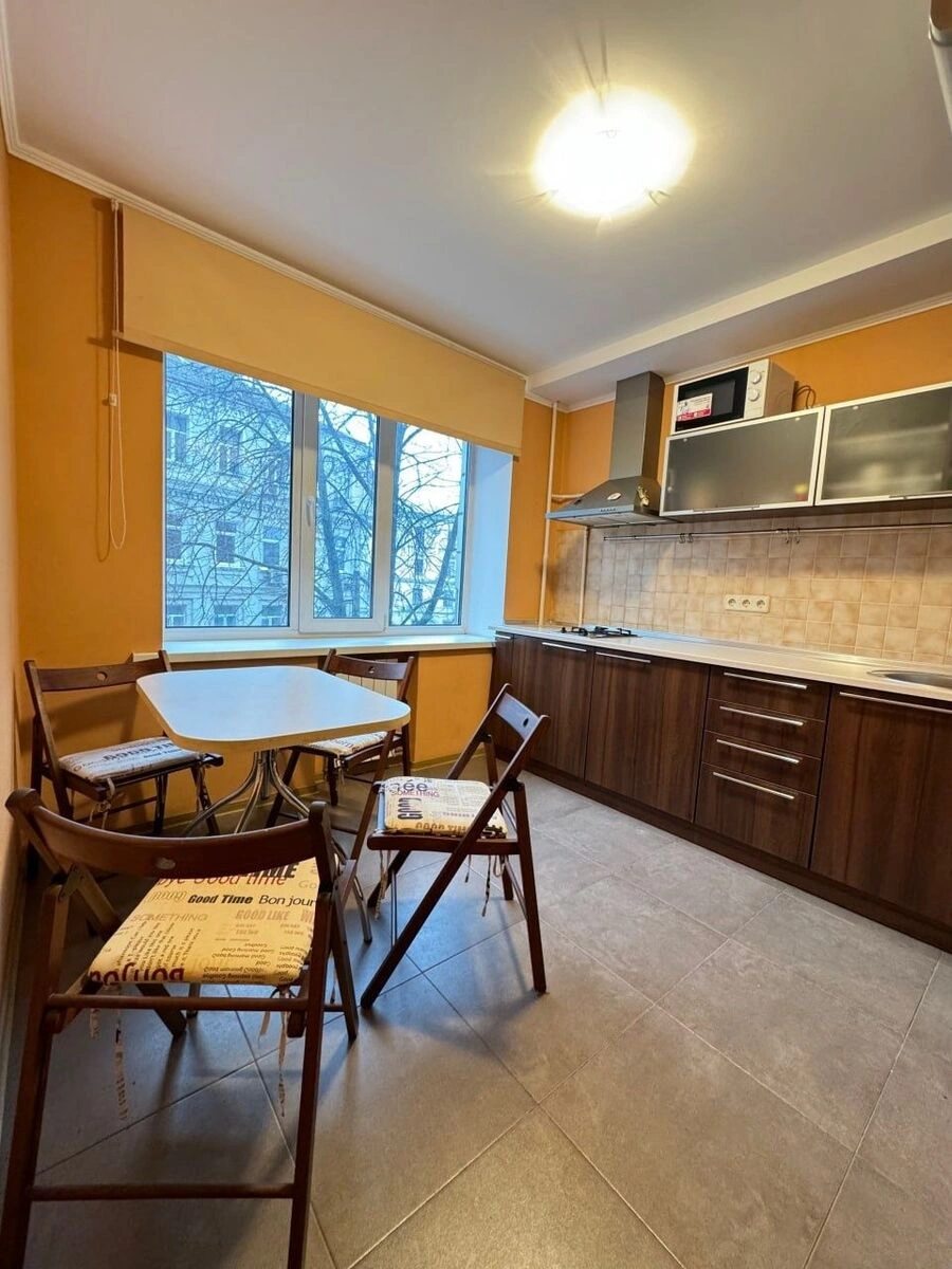 Apartment for rent 1 room, 40 m², 3rd fl./9 floors. Pecherskyy rayon, Kyiv. 