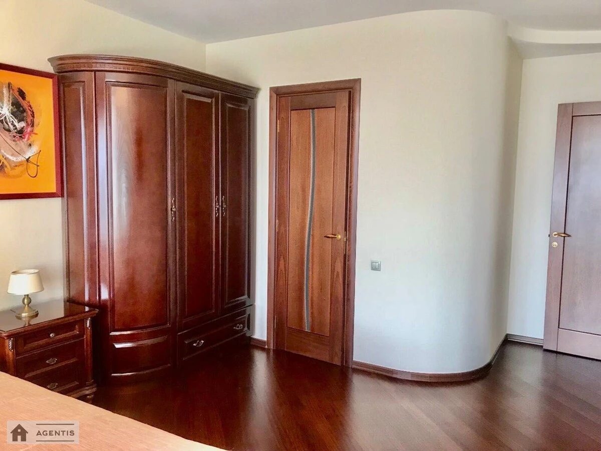 Сдам квартиру 2 комнаты, 125 m², 10 эт./12 этажей. 5, Ирининская 5, Киев. 