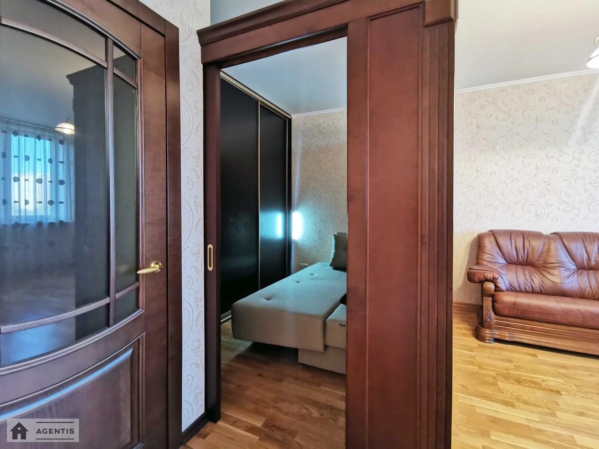 Сдам квартиру 1 комната, 56 m², 4 эт./25 этажей. 1, Єлизавети Чавдар вул., Киев. 