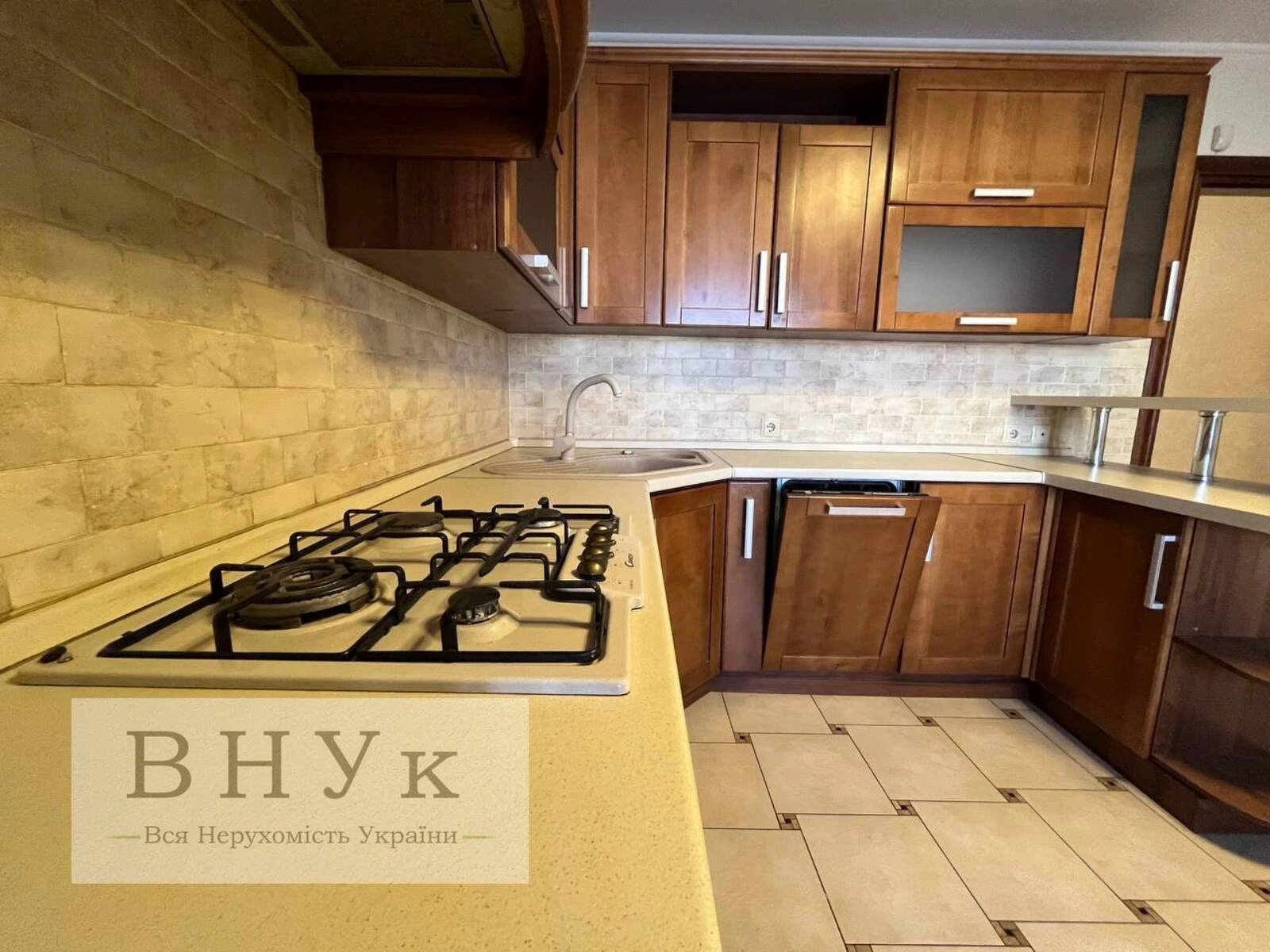 Продаж квартири 3 кімнати, 102 m², 2 пов./6 поверхів. Карпенка вул., Тернопіль. 