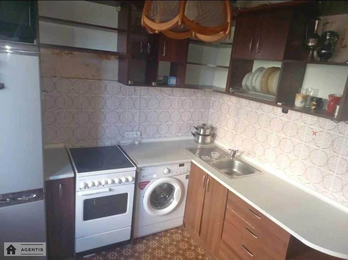 Сдам квартиру 3 комнаты, 65 m², 4 эт./16 этажей. 11, Патріарха Мстислава Скрипника вул. (Миколи Островського), Киев. 