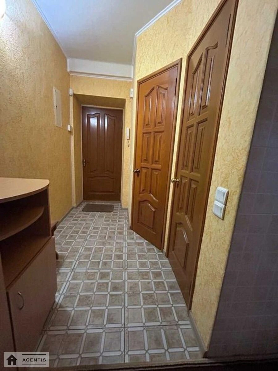 Сдам квартиру 2 комнаты, 45 m², 2 эт./9 этажей. 3, Загорівська вул. (Багговутівська), Киев. 