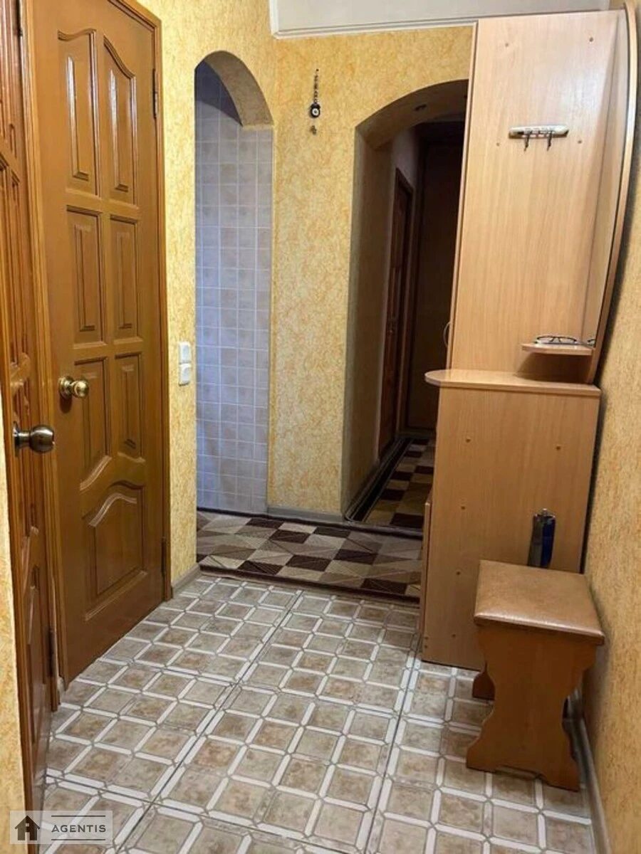 Сдам квартиру 2 комнаты, 45 m², 2 эт./9 этажей. 3, Загорівська вул. (Багговутівська), Киев. 