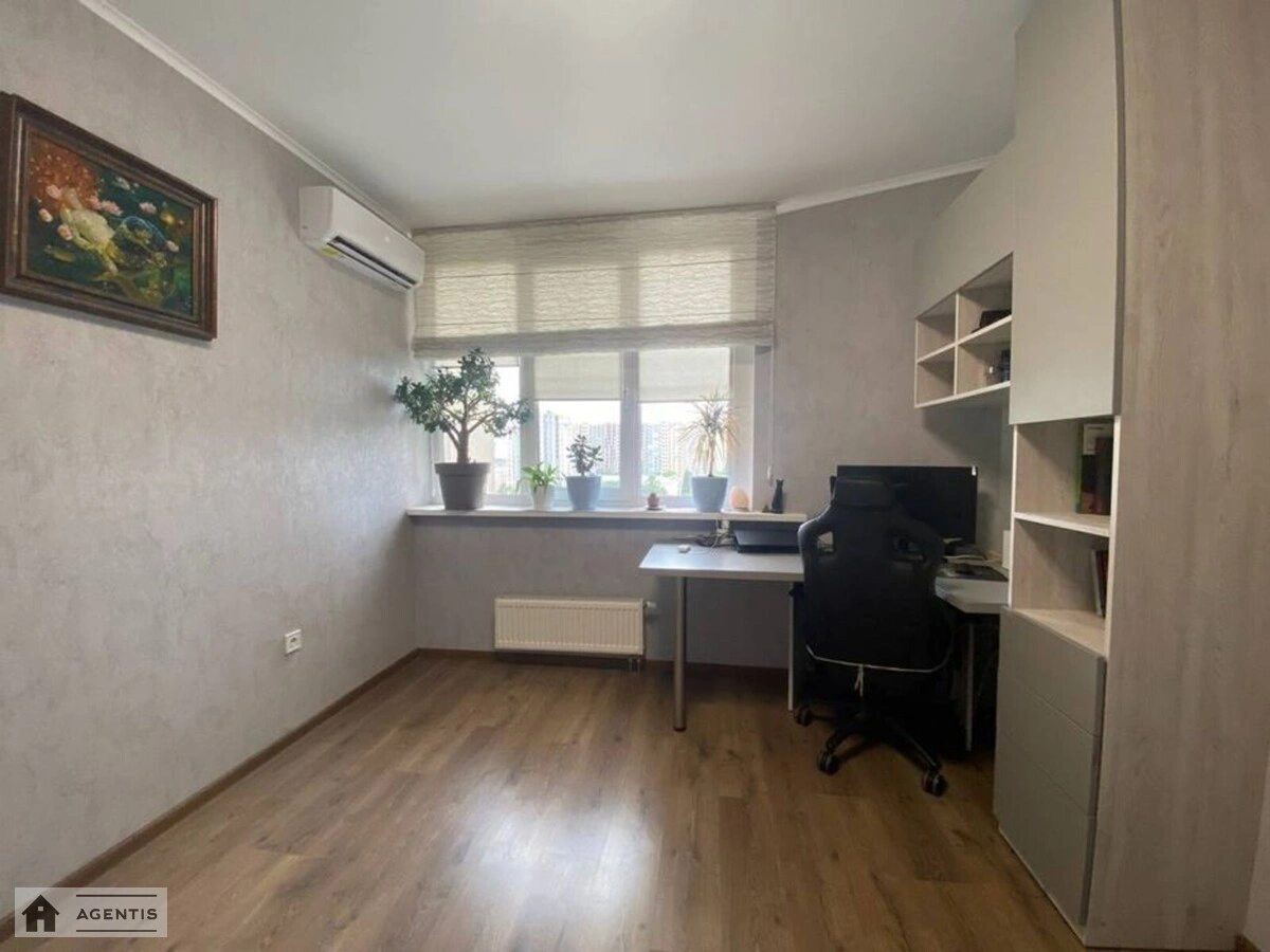 Сдам квартиру 3 комнаты, 94 m², 11 эт./25 этажей. Старонаводницкая, Киев. 