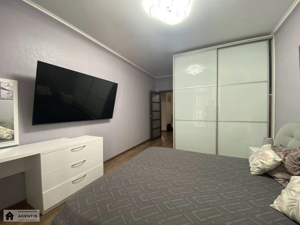 Сдам квартиру 3 комнаты, 94 m², 11 эт./25 этажей. Старонаводницкая, Киев. 