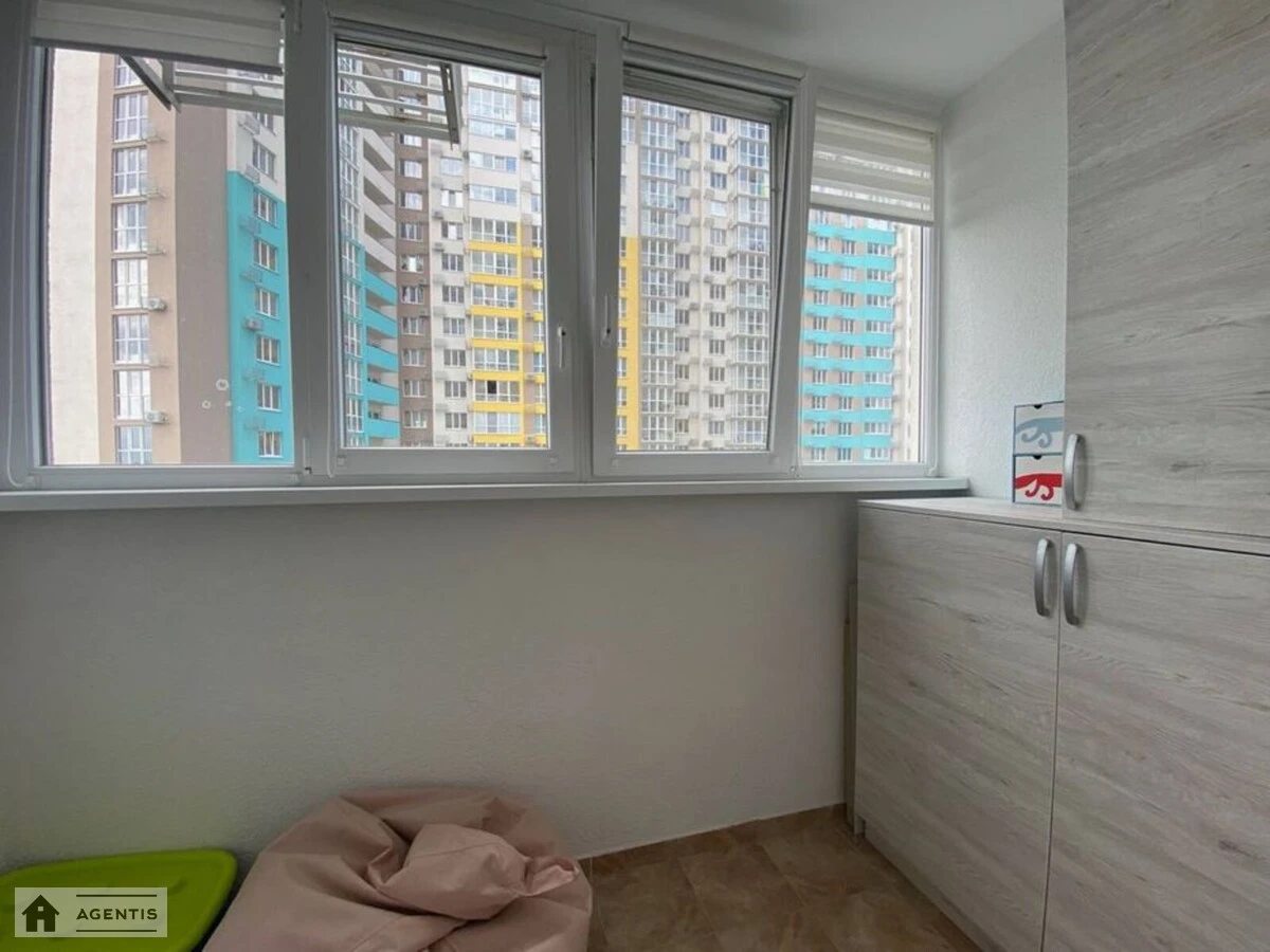 Сдам квартиру 3 комнаты, 94 m², 11 эт./25 этажей. Старонаводницкая, Киев. 