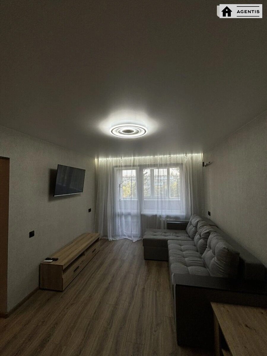 Сдам квартиру 2 комнаты, 46 m², 7 эт./9 этажей. Леся Курбаса, Киев. 