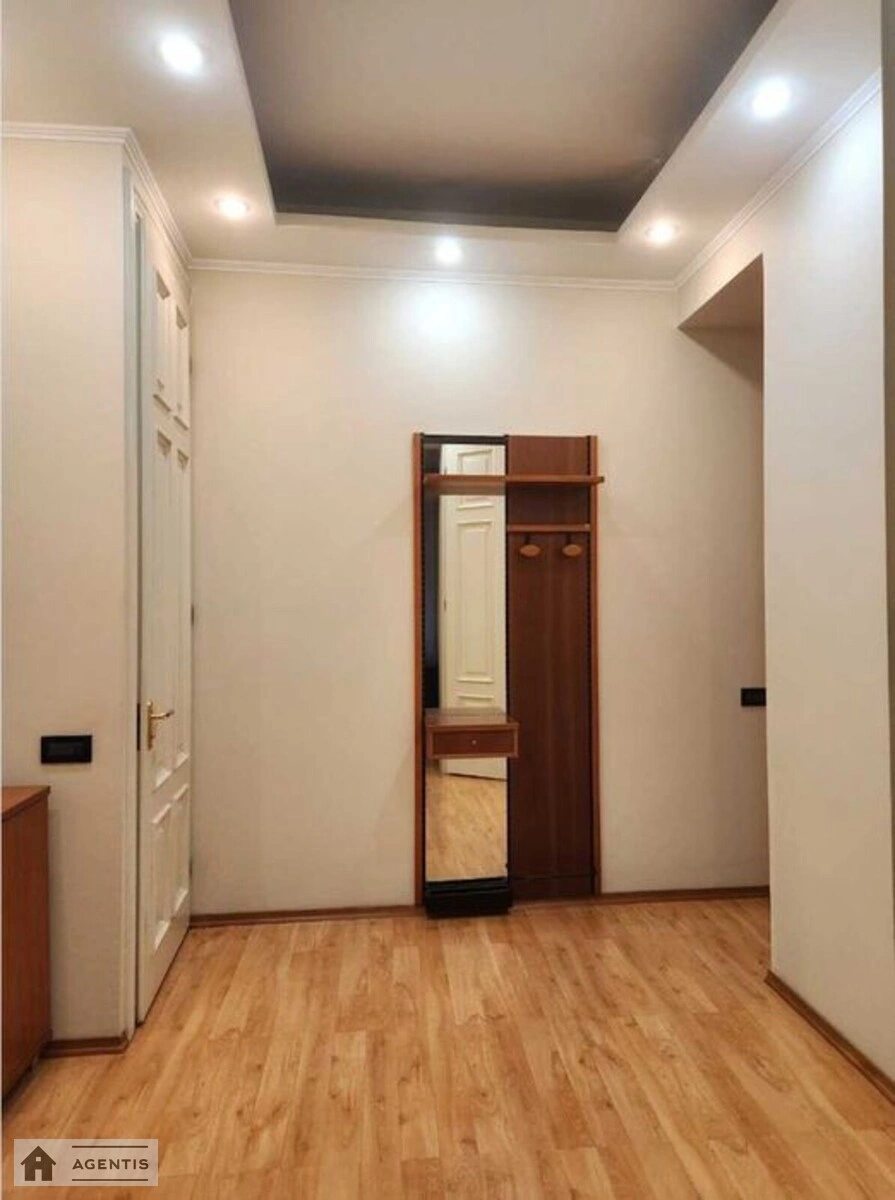 Сдам квартиру 3 комнаты, 80 m², 2 эт./7 этажей. Шевченковский район, Киев. 