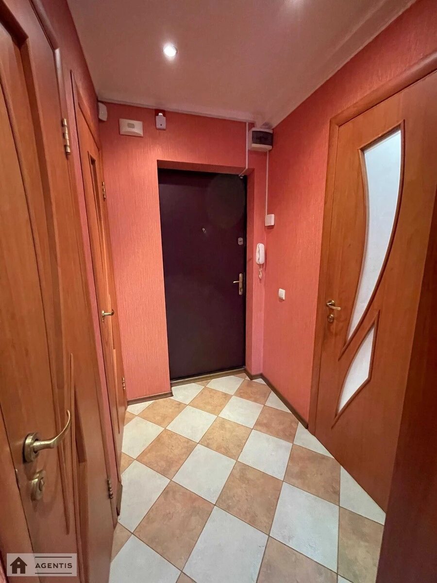 Сдам квартиру 1 комната, 32 m², 5 эт./9 этажей. 5, Межевая 5, Киев. 