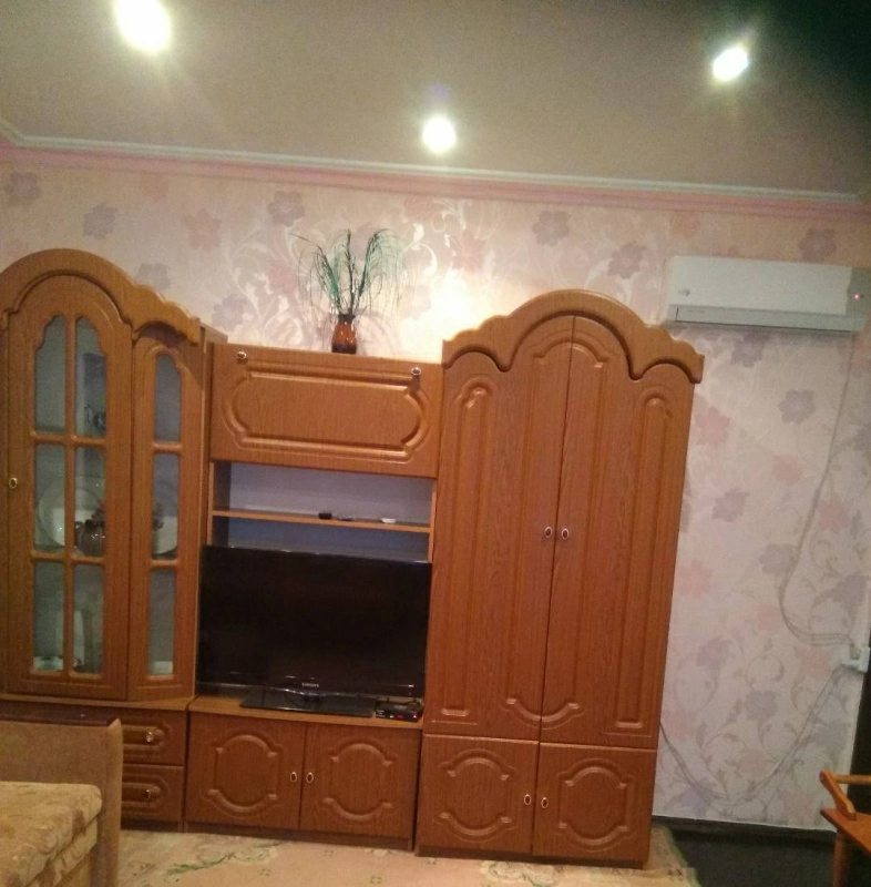 House for rent. 3 rooms, 80 m², 1 floor. Kostycheva, Berdyansk. 