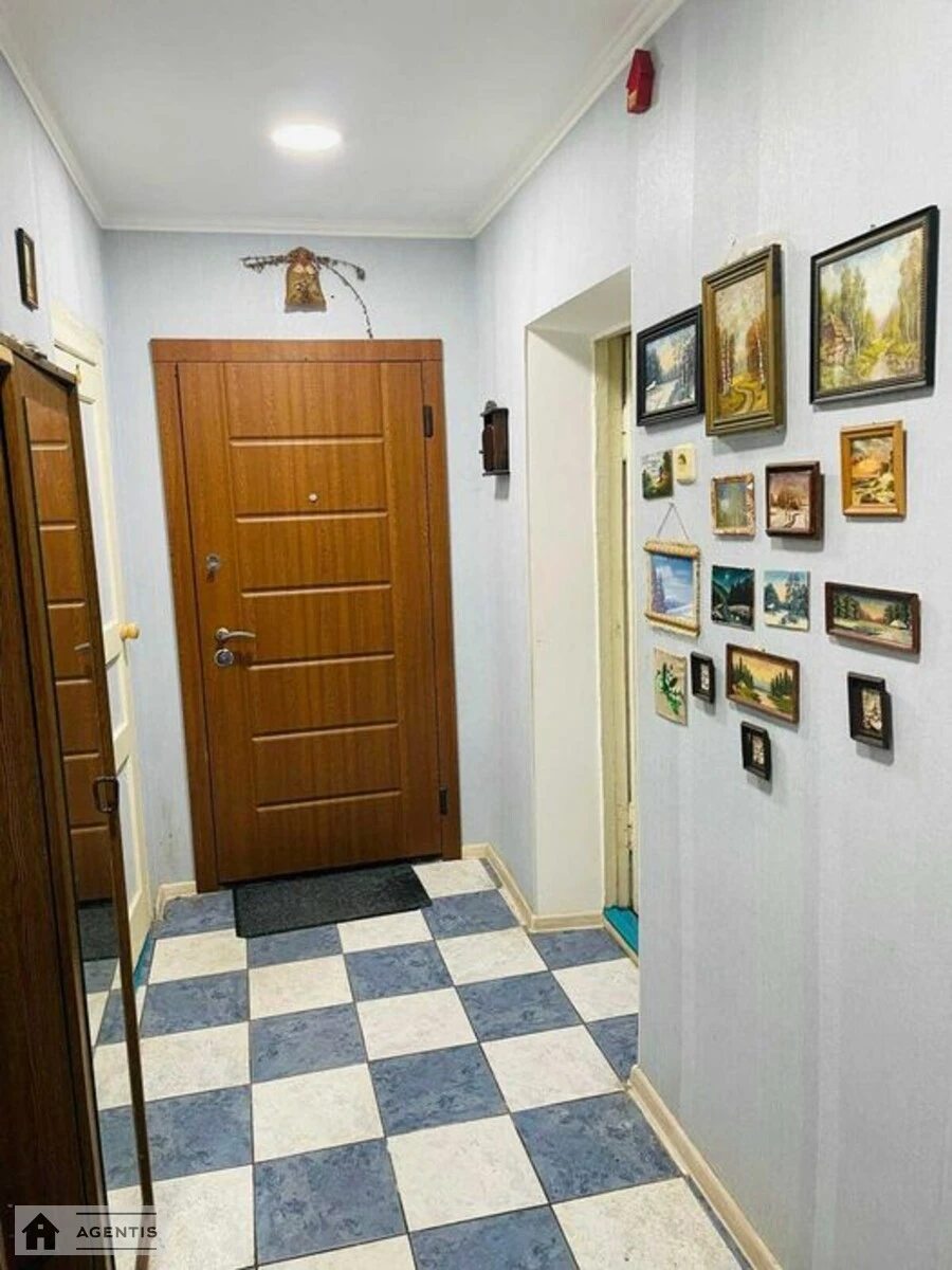 Сдам квартиру 3 комнаты, 67 m², 1 эт./2 этажа. Отрадный, Киев. 