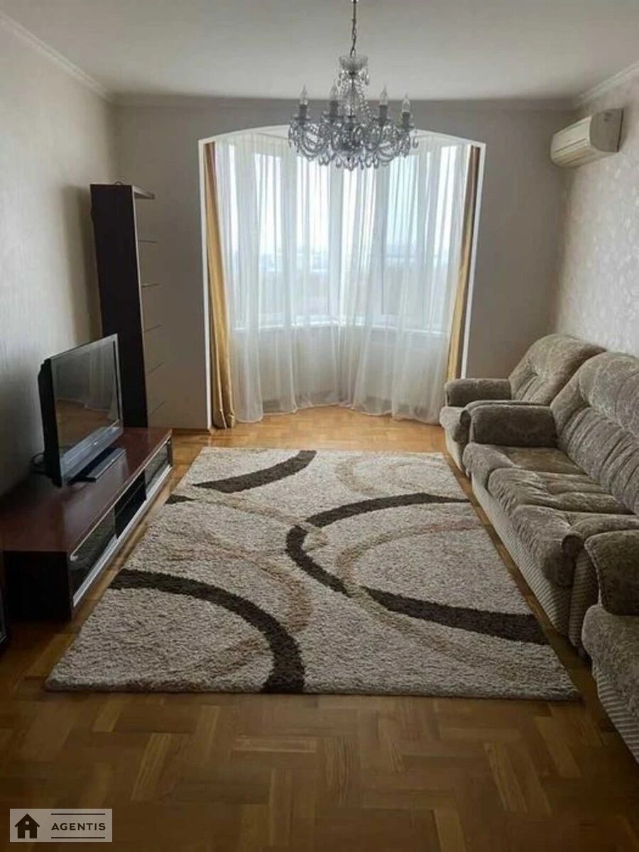 Сдам квартиру 2 комнаты, 67 m², 7 эт./9 этажей. Салютная, Киев. 