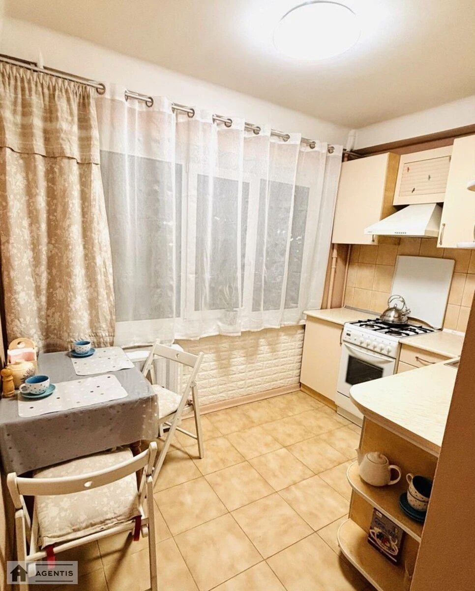 Здам квартиру 1 кімната, 30 m², 3 пов./5 поверхів. Миропільська, Київ. 