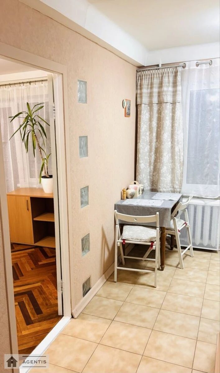 Здам квартиру 1 кімната, 30 m², 3 пов./5 поверхів. Миропільська, Київ. 