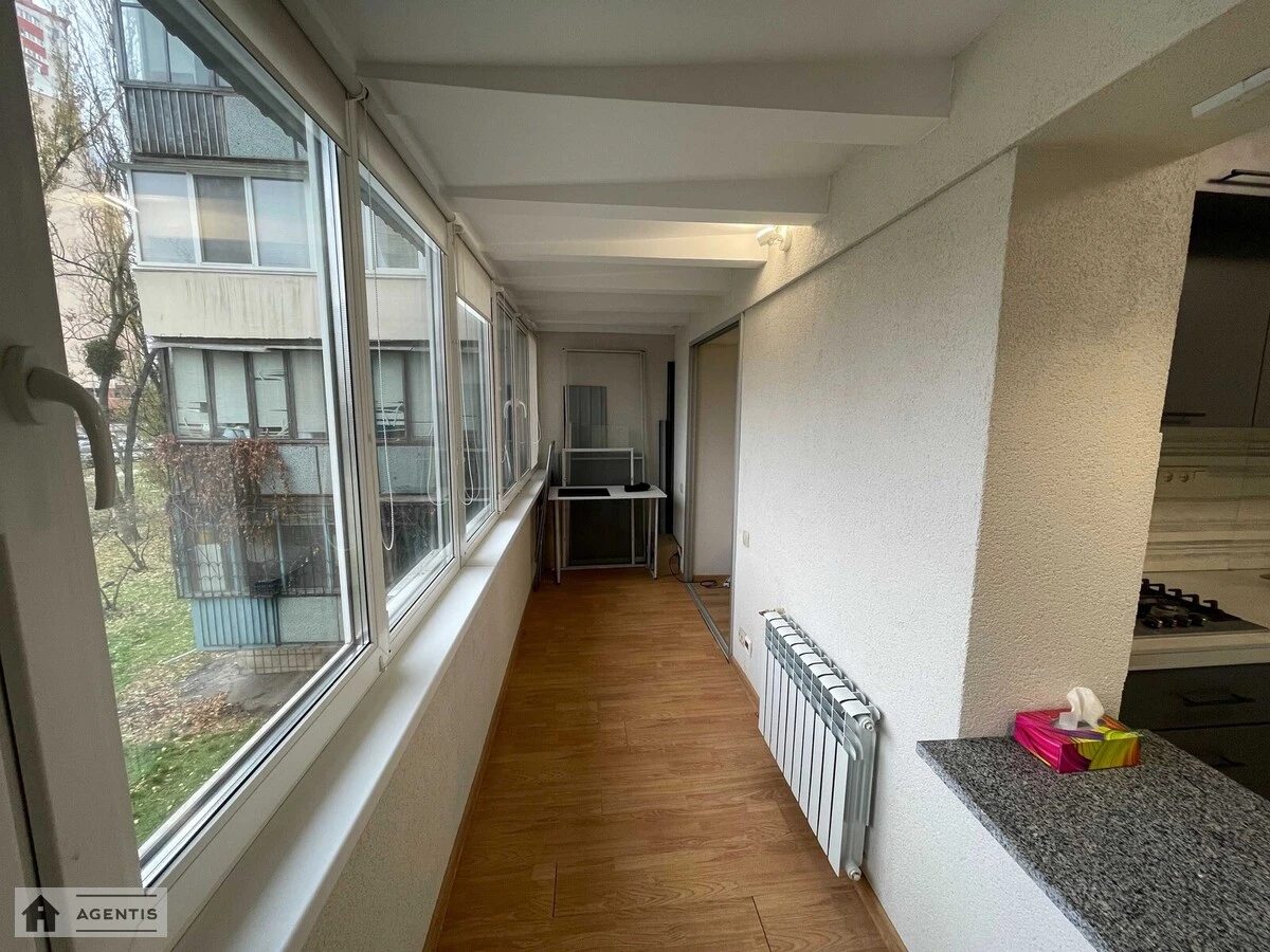 Сдам квартиру 1 комната, 35 m², 2 эт./9 этажей. 9, Павла Тичини просп., Киев. 