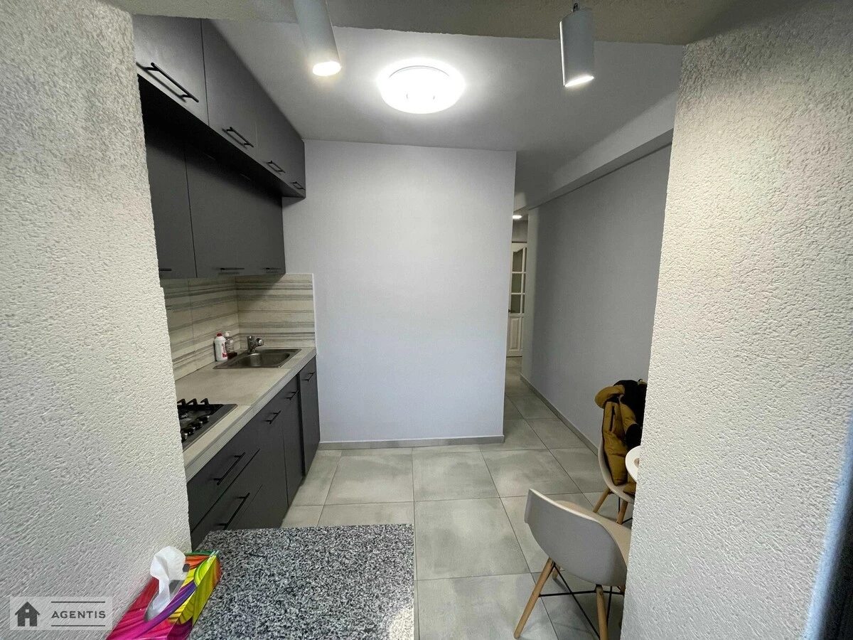 Сдам квартиру 1 комната, 35 m², 2 эт./9 этажей. 9, Павла Тичини просп., Киев. 