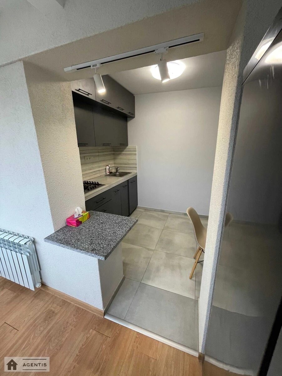 Сдам квартиру 1 комната, 35 m², 2 эт./9 этажей. 9, Павла Тичини просп., Киев. 