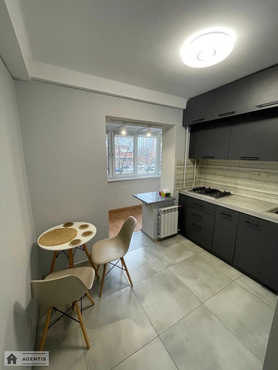 Сдам квартиру 1 комната, 35 m², 2 эт./9 этажей. 9, Павла Тичини просп., Киев. 