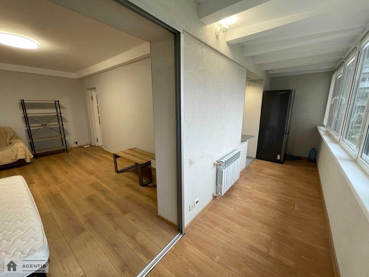 Сдам квартиру 1 комната, 35 m², 2 эт./9 этажей. 9, Павла Тичини просп., Киев. 