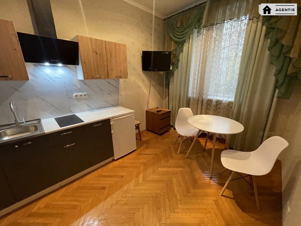 Сдам квартиру 1 комната, 39 m², 2 эт./10 этажей. 13, Стадионная 13, Киев. 