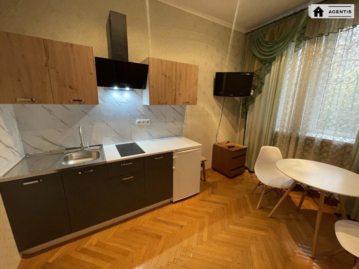 Сдам квартиру 1 комната, 39 m², 2 эт./10 этажей. 13, Стадионная 13, Киев. 