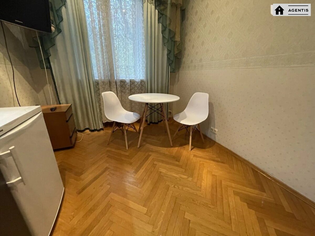 Сдам квартиру 1 комната, 39 m², 2 эт./10 этажей. 13, Стадионная 13, Киев. 