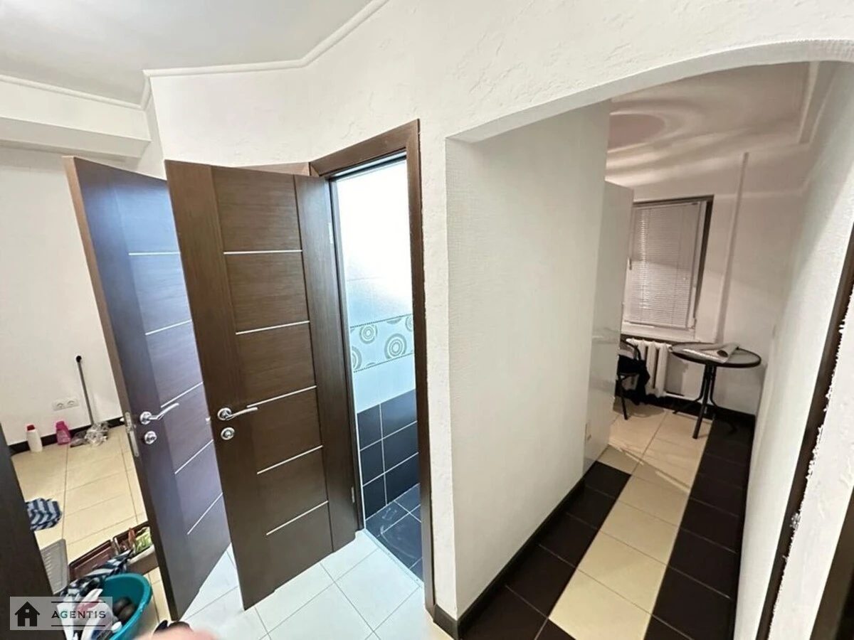 Сдам квартиру 2 комнаты, 47 m², 4 эт./5 этажей. 3, Стеценка 3, Киев. 