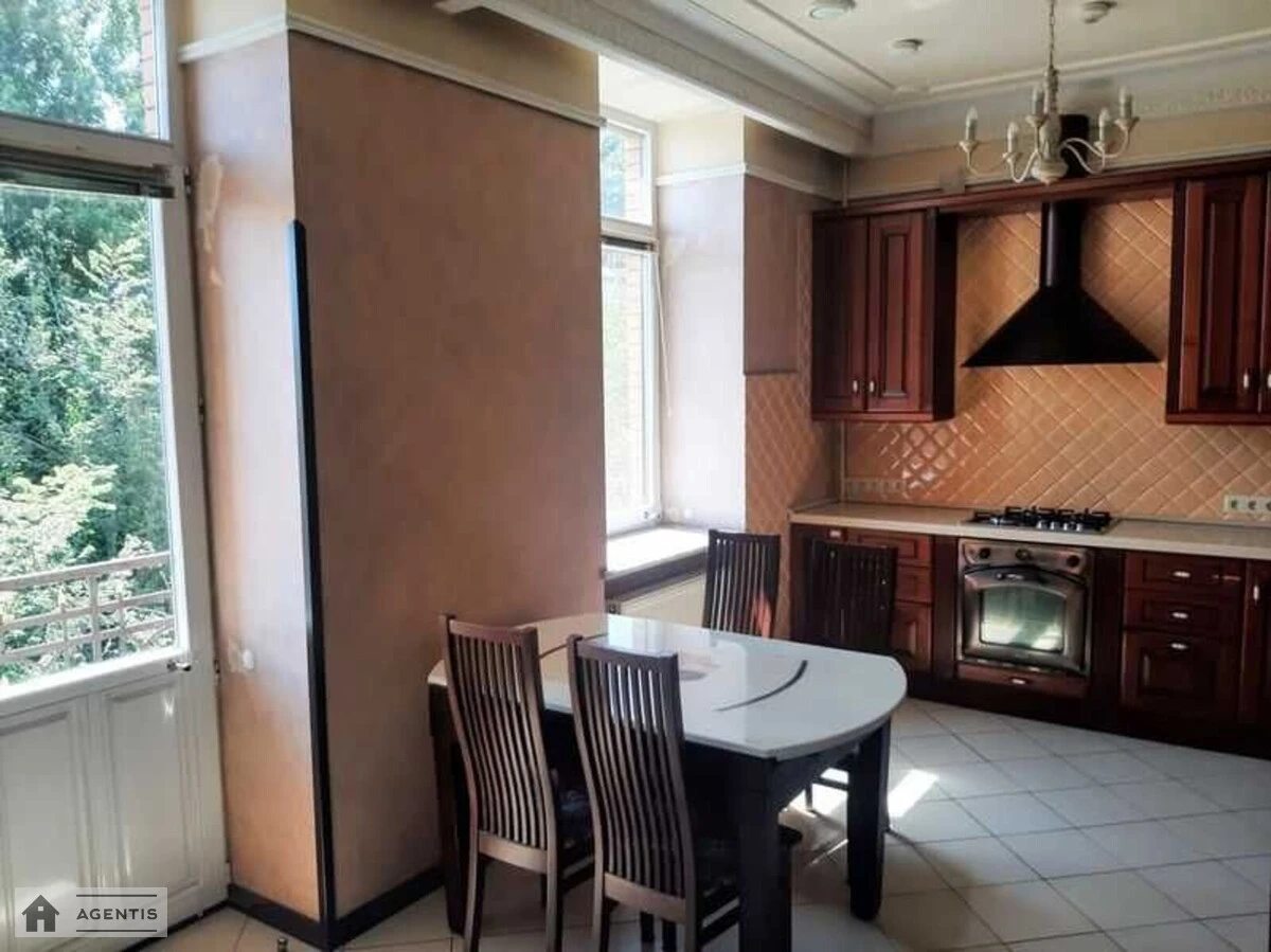 Apartment for rent 3 rooms, 130 m², 5th fl./5 floors. 1, Andriyivskiy 1, Kyiv. 