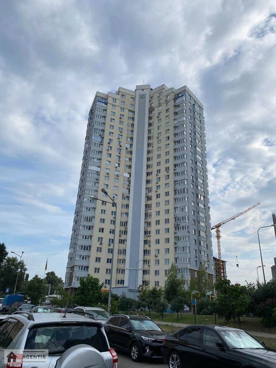 Сдам квартиру 3 комнаты, 99 m², 5 эт./20 этажей. 9, Академіка Глушкова просп., Киев. 