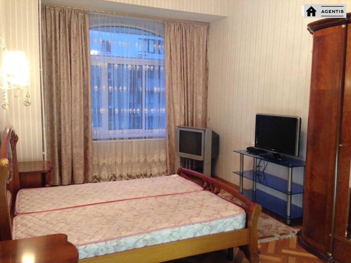 Apartment for rent 3 rooms, 105 m², 4th fl./6 floors. 40, Sichovyh Strliltsiv 40, Kyiv. 