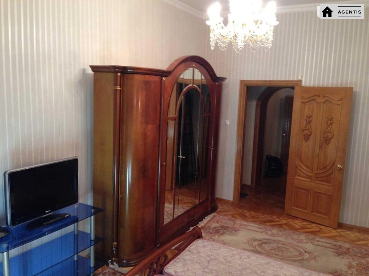 Apartment for rent 3 rooms, 105 m², 4th fl./6 floors. 40, Sichovyh Strliltsiv 40, Kyiv. 