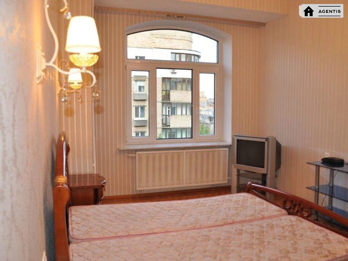 Apartment for rent 3 rooms, 105 m², 4th fl./6 floors. 40, Sichovyh Strliltsiv 40, Kyiv. 