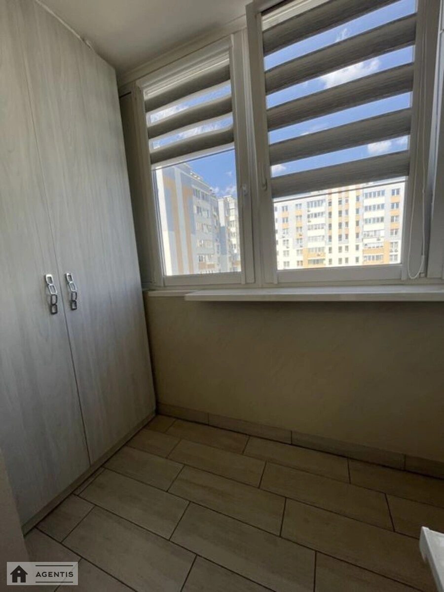 Apartment for rent 2 rooms, 70 m², 12th fl./17 floors. 32, Serhiya Danchenka vul., Kyiv. 