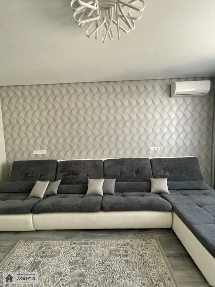 Apartment for rent 2 rooms, 70 m², 12th fl./17 floors. 32, Serhiya Danchenka vul., Kyiv. 