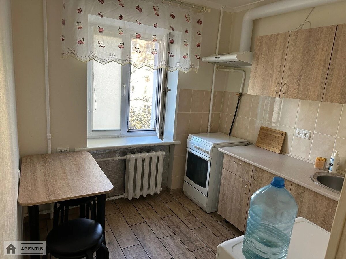 Apartment for rent 2 rooms, 45 m², 3rd fl./5 floors. Holosiyivskyy rayon, Kyiv. 