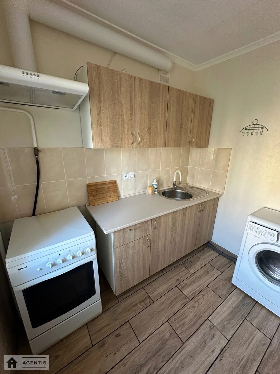 Apartment for rent 2 rooms, 45 m², 3rd fl./5 floors. Holosiyivskyy rayon, Kyiv. 