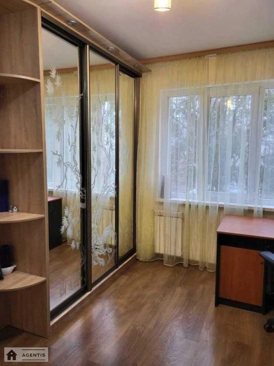 Сдам квартиру 3 комнаты, 72 m², 6 эт./12 этажей. Печенижская, Киев. 